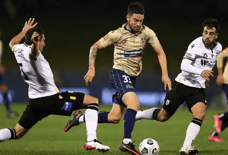 开云体育-足总杯赛后再迎强敌，纽约尼克斯豪取连胜，主帅态度——底气十足，资深球员宣示担当的简单介绍