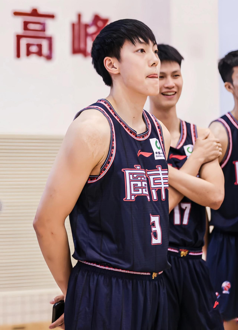 kaiyun-关于赛地聚焦——CBA季后赛清晨热度飙升；广东宏远战术微调；球迷炸锅；赛程密集仍需轮换的信息